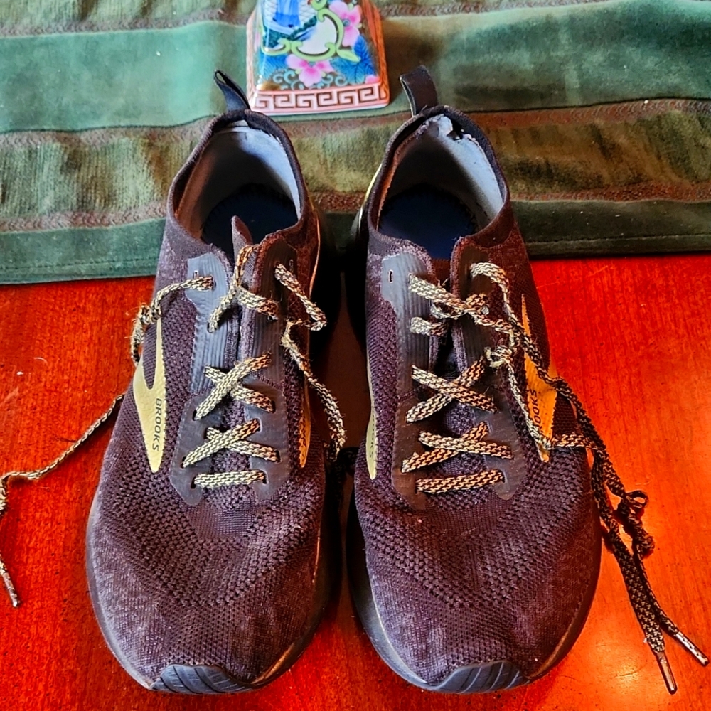 Brooks  Mens Levitate 4 Black and Gold running shoe Size 9